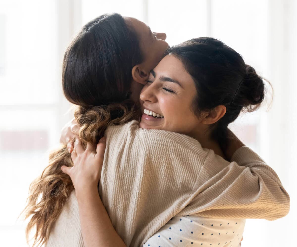 women-hugging-close-up